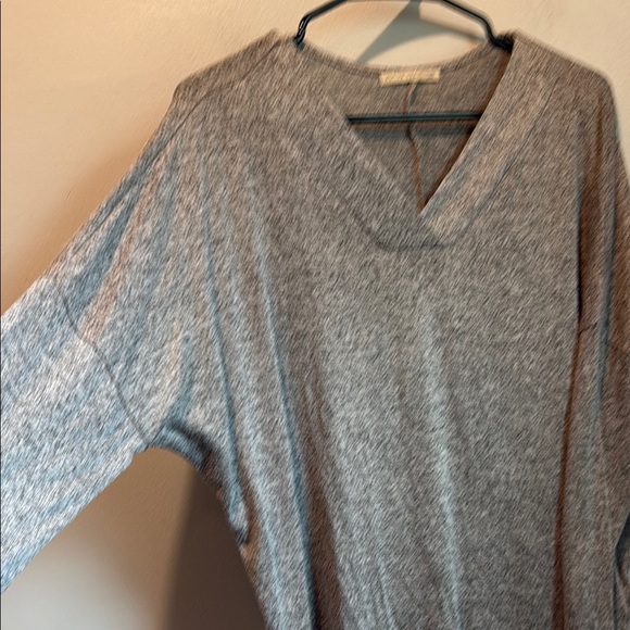 Active USA Large Lightweight Gray V-Neck Women's Top - Picture 4 of 6